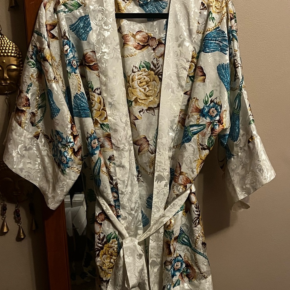 Vintage Victoria’s Secret floral satin kimono shortie robe